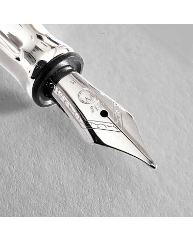 Stylo-plume Waldmann Tapio, argent sterling 925, entièrement guilloché de lignes parallèles longitudinales, bec inox