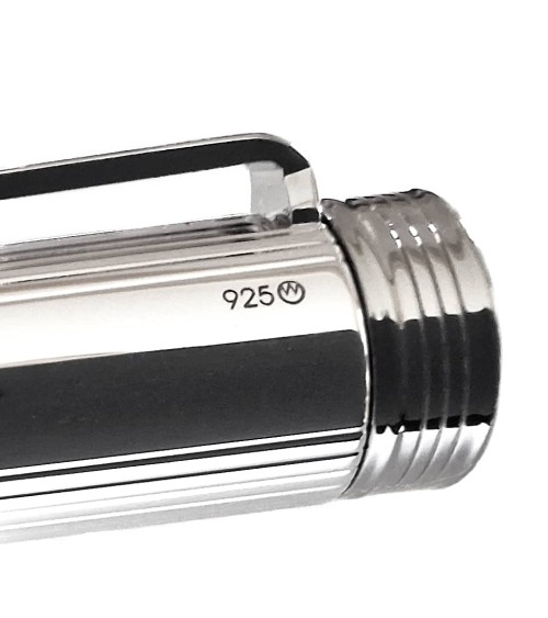 Stylo-plume Waldmann Tapio, argent sterling 925, entièrement guilloché de lignes parallèles longitudinales, bec inox