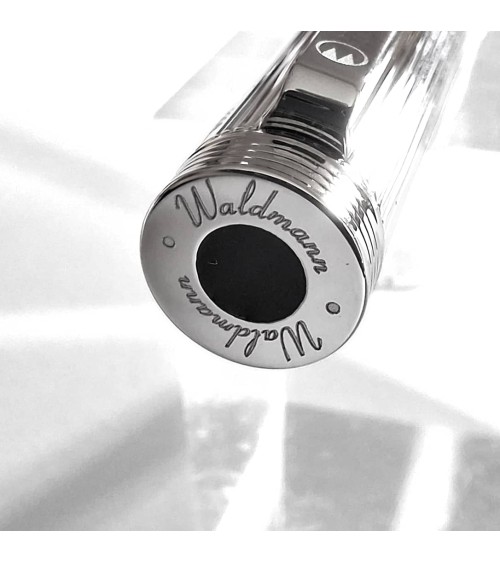 Stylo-plume Waldmann Tapio, argent sterling 925, entièrement guilloché de lignes parallèles longitudinales, bec inox