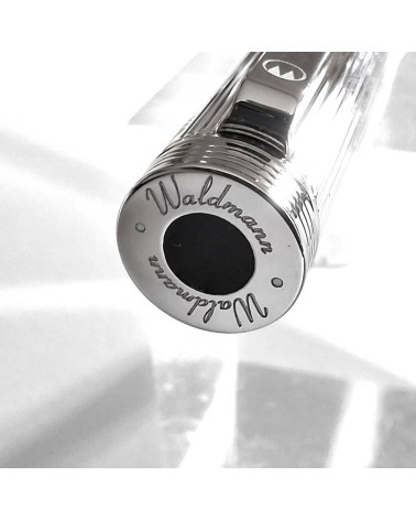 Stylo-plume Waldmann Tapio, argent sterling 925, entièrement guilloché de lignes parallèles longitudinales, bec inox