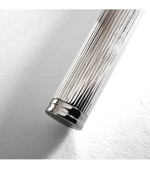 Stylo-plume Waldmann Tapio, argent sterling 925, entièrement guilloché de lignes parallèles longitudinales, bec inox