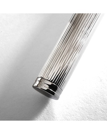 Stylo-plume Waldmann Tapio, argent sterling 925, entièrement guilloché de lignes parallèles longitudinales, bec inox