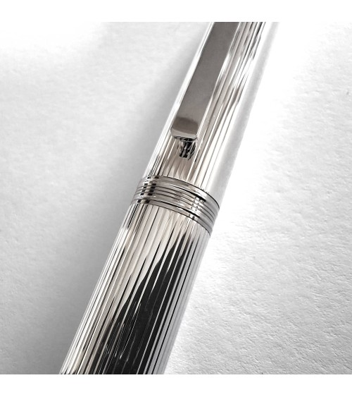 Stylo-plume Waldmann Tapio, argent sterling 925, entièrement guilloché de lignes parallèles longitudinales, bec inox