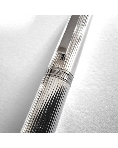 Stylo-plume Waldmann Tapio, argent sterling 925, entièrement guilloché de lignes parallèles longitudinales, bec inox