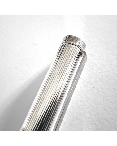 Stylo-plume Waldmann Tapio, argent sterling 925, entièrement guilloché de lignes parallèles longitudinales, bec inox