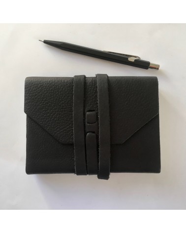 Carnet Manufactus Laccio, couverture cuir veau noir, 8 x 13 cm. L'Ecritoire design, Lausanne.