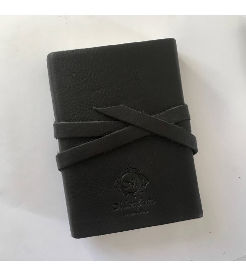 Carnet Manufactus Laccio, couverture cuir veau noir, 8 x 13 cm, dos du carnet. L'Ecritoire design, Lausanne.