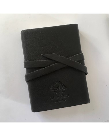 Carnet Manufactus Laccio, couverture cuir veau noir, 8 x 13 cm, dos du carnet. L'Ecritoire design, Lausanne.