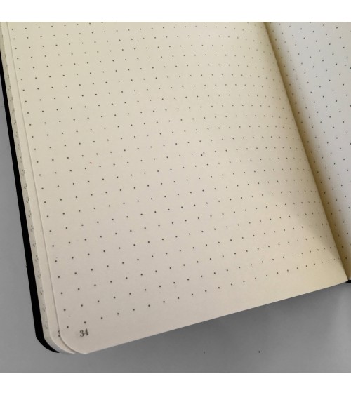 Page pointillée des carnets à l'intérieur du Roadbook Louise Carmen, couverture cuir marron, L'Ecritoire design, Lausanne