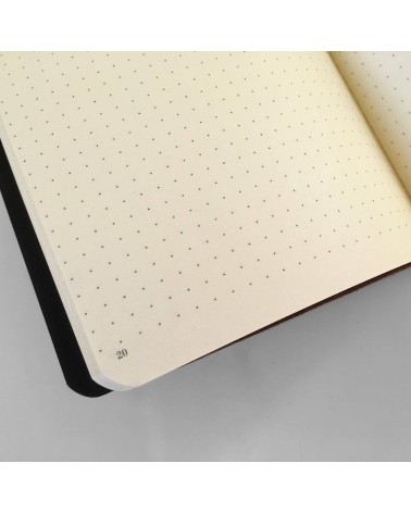 Page pointillée des carnets à l'intérieur du Roadbook Louise Carmen, couverture cuir naturel, L'Ecritoire design, Lausanne
