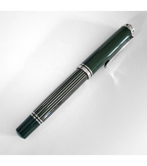 Stylo-plume à piston Pelikan M815 Metal Striped Green Green, édition spéciale, bec or 18 carats rhodié