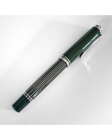 Stylo-plume à piston Pelikan M815 Metal Striped Green Green, édition spéciale, bec or 18 carats rhodié
