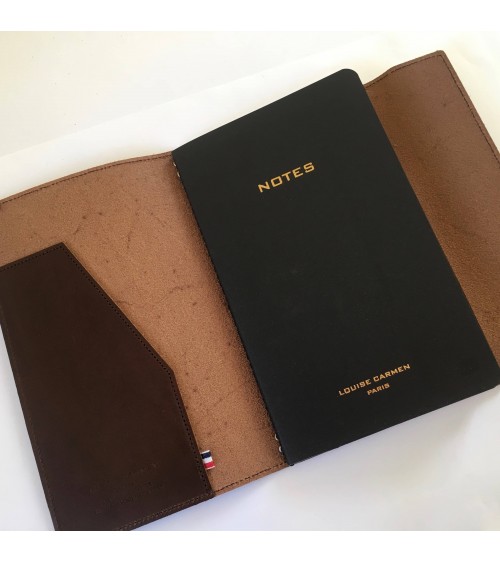 Intérieur de l'Organizer Louise Carmen avec poche pour passeport ou autre, couverture cuir marron, L'Ecritoire design, Lausanne