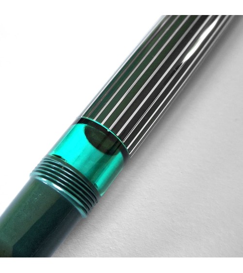 Stylo-plume à piston Pelikan M815 Metal Striped Green Green, édition spéciale, bec or 18 carats rhodié
