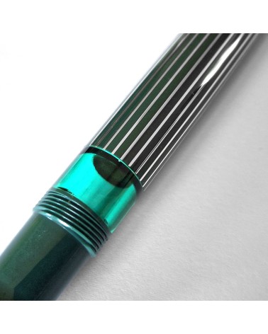 Stylo-plume à piston Pelikan M815 Metal Striped Green Green, édition spéciale, bec or 18 carats rhodié