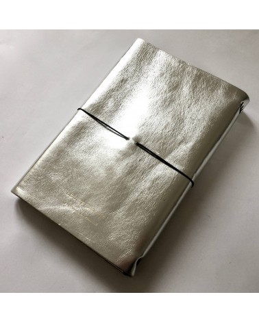 Dos du Roadbook Louise Carmen, couverture cuir souple couleur argent, L'Ecritoire design, Lausanne