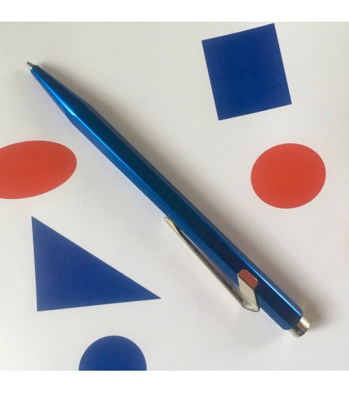 Stylo-bille Caran d'Ache: Classic Line Metal-X bleu. L'Ecritoire design, Lausanne.