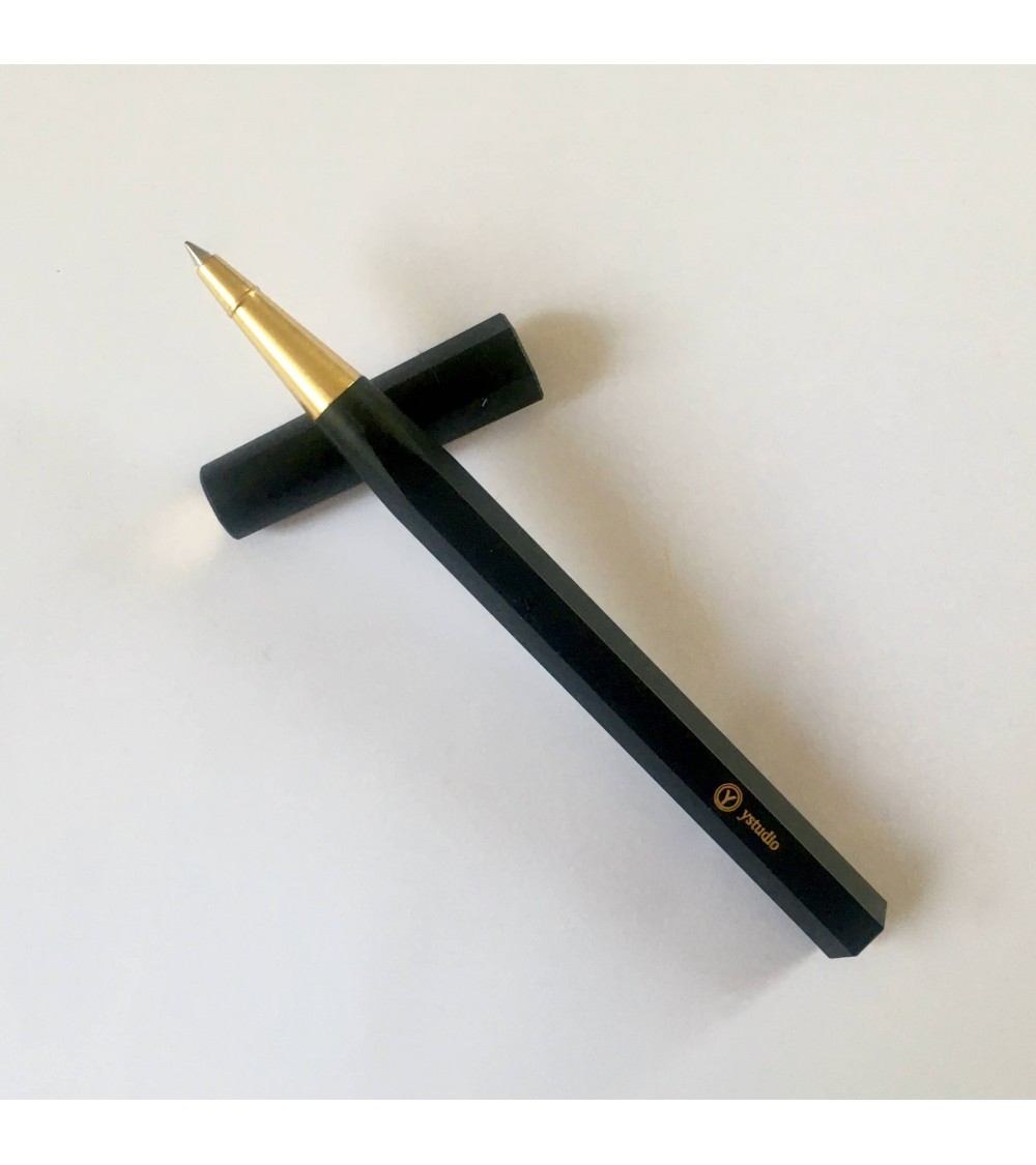 Roller de Ystudio en résine acrylique et laiton, noir.  A L'Ecritoire design, Lausanne.