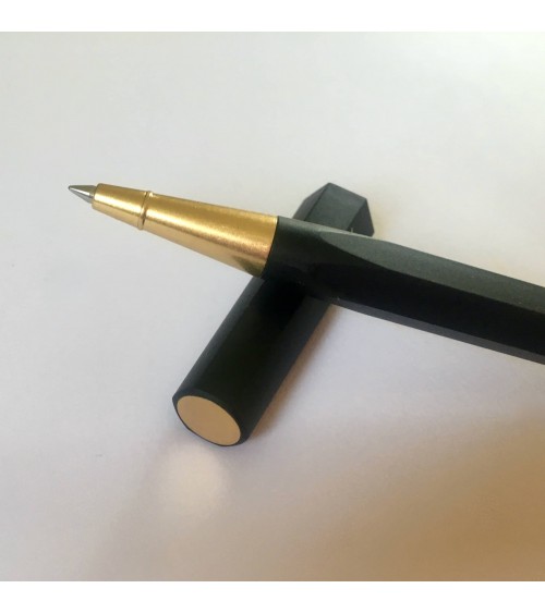 Roller de Ystudio en résine acrylique et laiton, noir.  A L'Ecritoire design, Lausanne.