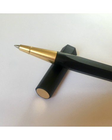 Roller de Ystudio en résine acrylique et laiton, noir.  A L'Ecritoire design, Lausanne.