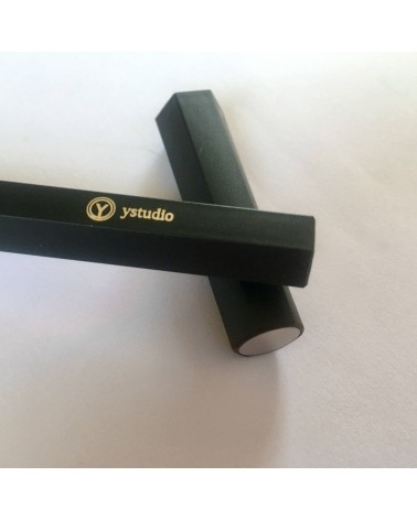 Roller de Ystudio en résine acrylique et laiton, noir.  A L'Ecritoire design, Lausanne.