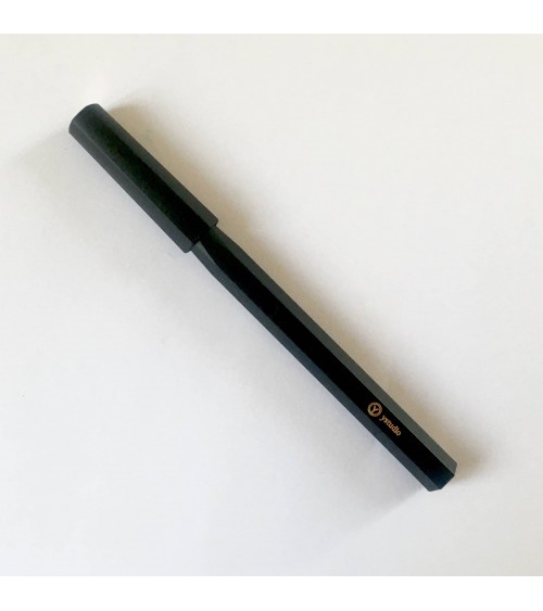 Roller de Ystudio en résine acrylique et laiton, noir.  A L'Ecritoire design, Lausanne.