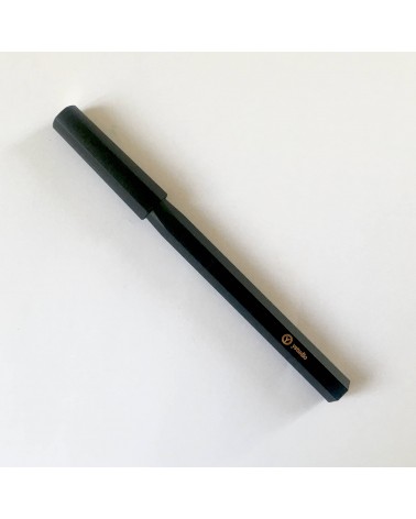 Roller de Ystudio en résine acrylique et laiton, noir.  A L'Ecritoire design, Lausanne.