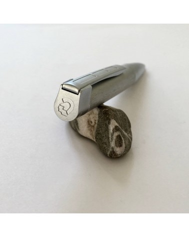 Stylo-bille Staedtler Initium Metallum, détail. A L'Ecritoire design, Lausanne.