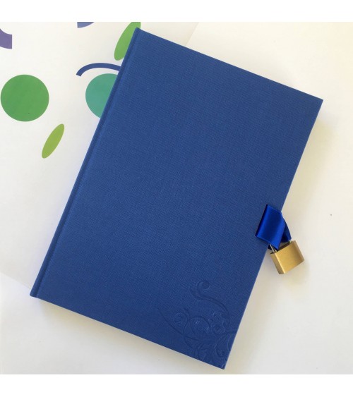 Album à fermeture cadenas, bleu, couverture rigide tissu. L'Ecritoire design, lausanne.