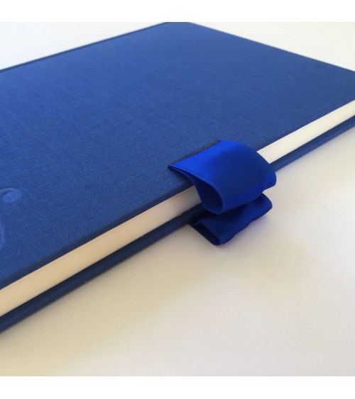 Album à fermeture cadenas, bleu, couverture rigide tissu. L'Ecritoire design, lausanne.