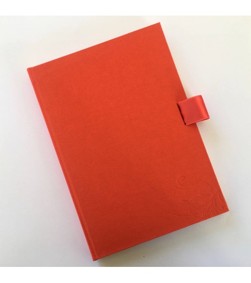 Album à fermeture cadenas, rouge, couverture rigide tissu. L'Ecritoire design, lausanne.