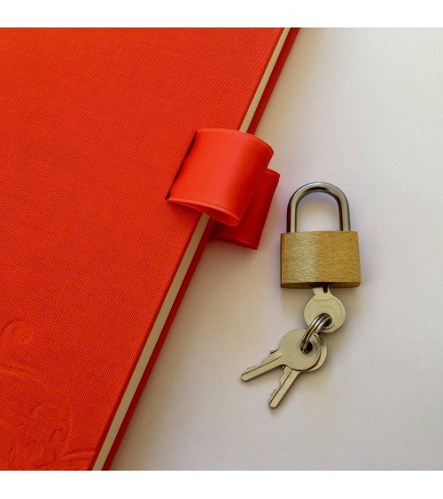 Album à fermeture cadenas, rouge, couverture rigide tissu. L'Ecritoire design, lausanne.