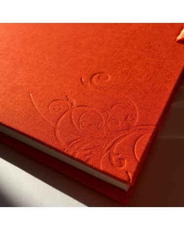 Album à fermeture cadenas, rouge, couverture rigide tissu, détail. L'Ecritoire design, lausanne.