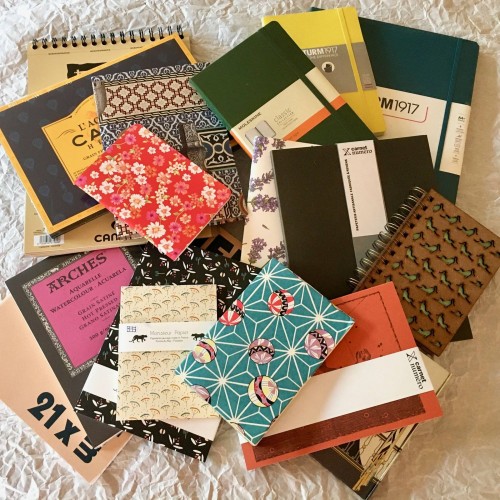 supports d'écriture et de dessin, papier, carnets, cahiers, bloc-notes, cartes....