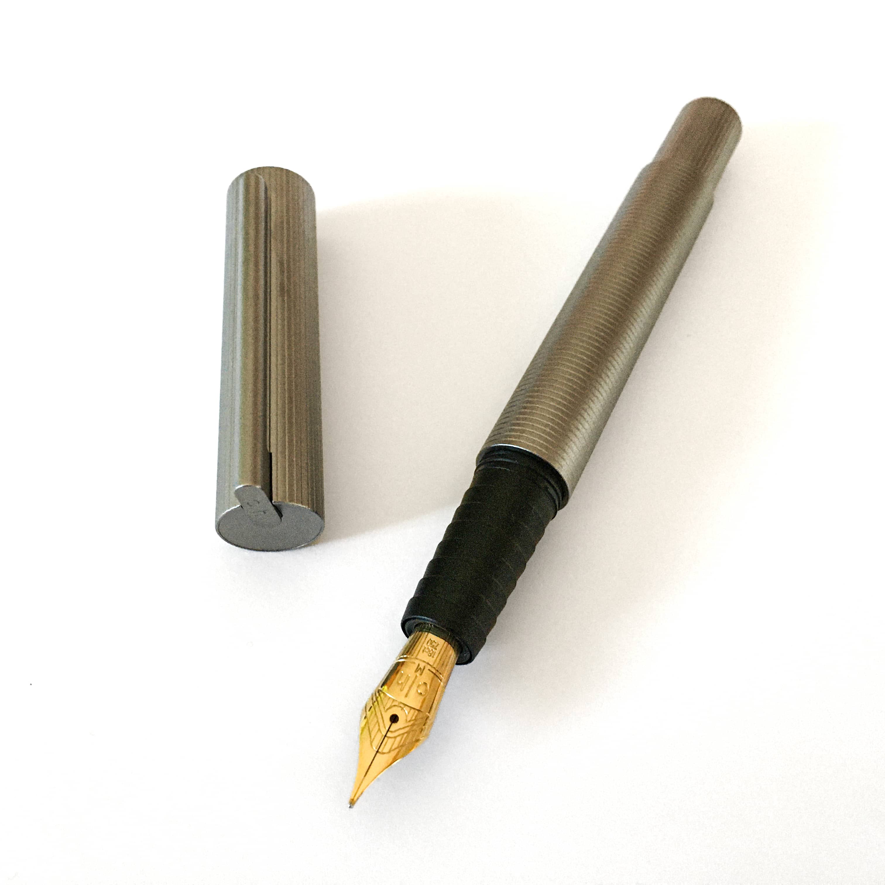 Stylo-plume Otto Hutt Design 08 Ruthenium